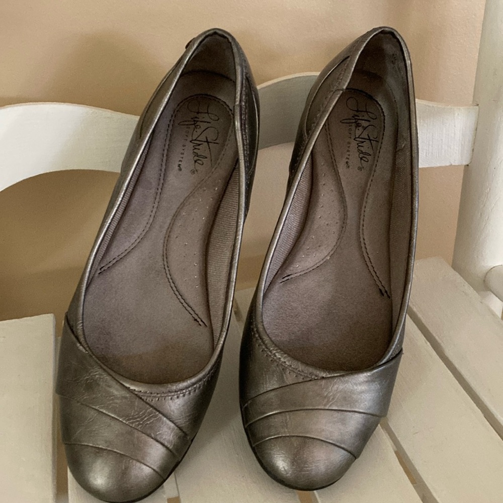 Life Stride Flats Gray Silver Size 8M EUC Excellent condition